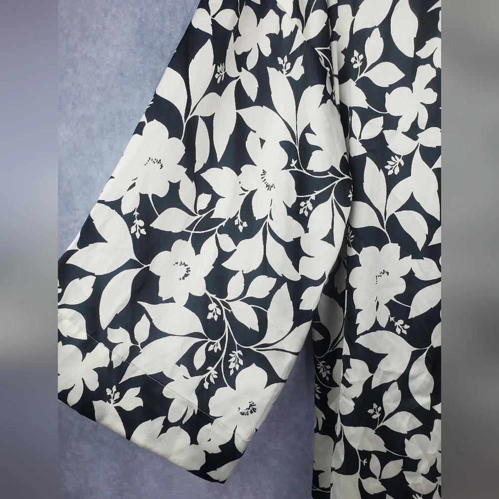 Ann Taylor One‎ Size kimono/Robe black/ white flowers Silky feeling